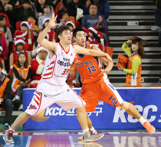 이승현과 정효근이 볼을 따내기 위해 다투고 있다. ⓒ KBL