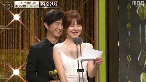 최민수의 수상 소감을 대신 전하는 백진희 ⓒ MBC 방송화면