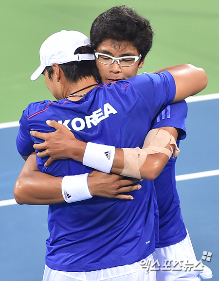 아시안게임에서 금메달을 확정지은 정현이 임용규와 기쁨을 누리고 있다 ⓒ엑스포츠뉴스DB