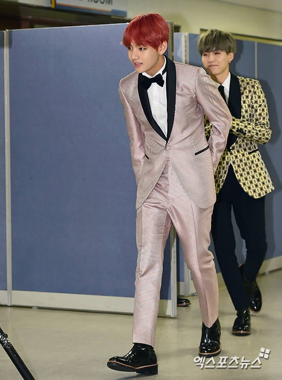 방탄소년단 뷔 '강렬한 레드컬러'[포토]