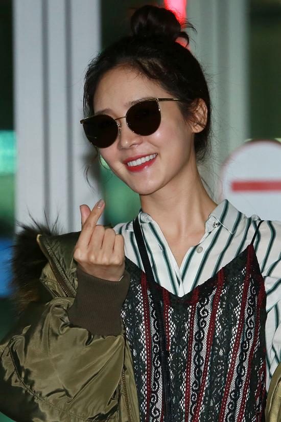 겨울에도 트렌디하게! 성유리의 '퍼블릭비컨 선글라스' 공항패션 - 뉴스 썸네일 이미지