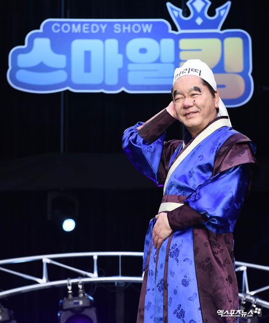 심형래 스마일킹 공연장에서 코미디 무대 재현 장면