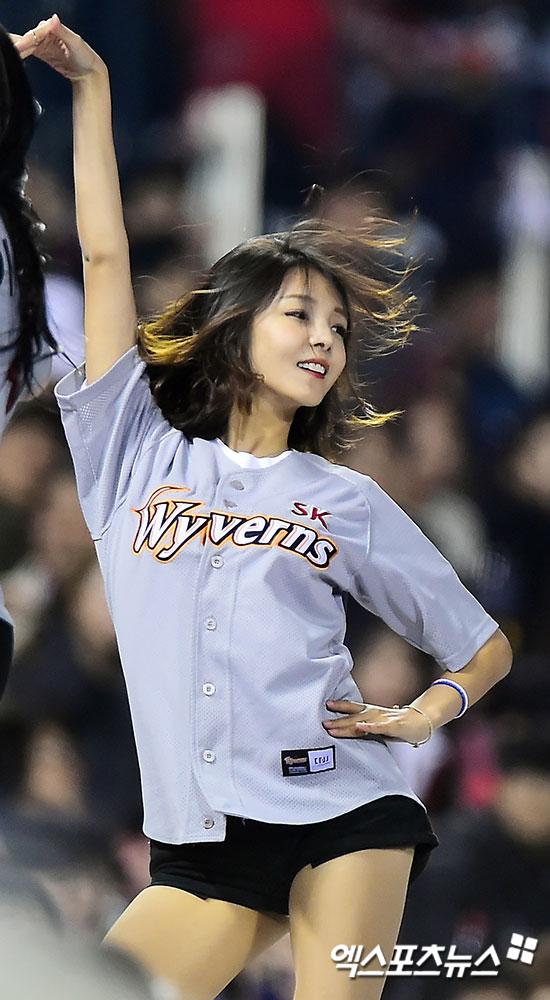 치어리더 강윤이, 내년 1월 12일 결혼…지인 축하 이어져