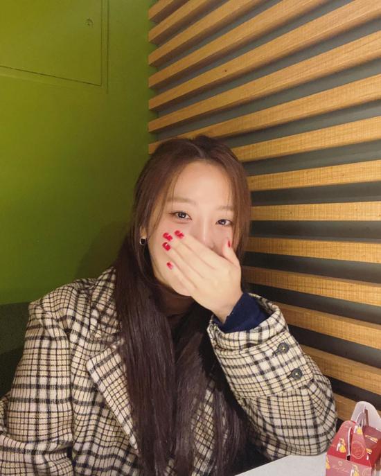 예원, 입 가려도 상큼한 미모 감출 수 없어…