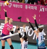 루시아 '공을 끝까지 보고'[포토]