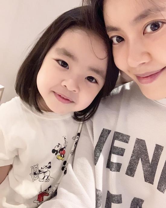 내 첫사랑" 이윤지, 첫째딸 라니와 '찰칵'…붕어빵 母女 [☆해시태그]