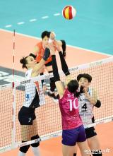 라자레바 '주먹으로 넘겼어'[포토]