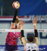 루시아 '막아봐'[포토]