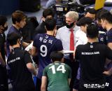 작전지시하는 산틸리 감독[포토]