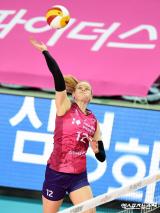 루시아 '공을 끝까지 보고'[포토]