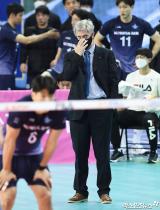 경기 지켜보는 산틸리 감독[포토]