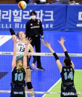 러츠 '공을 주시'[포토]