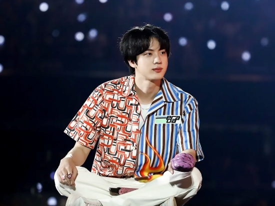 방탄소년단(BTS) 진, 콘서트 현장 사진 속 빛나는 비주얼
