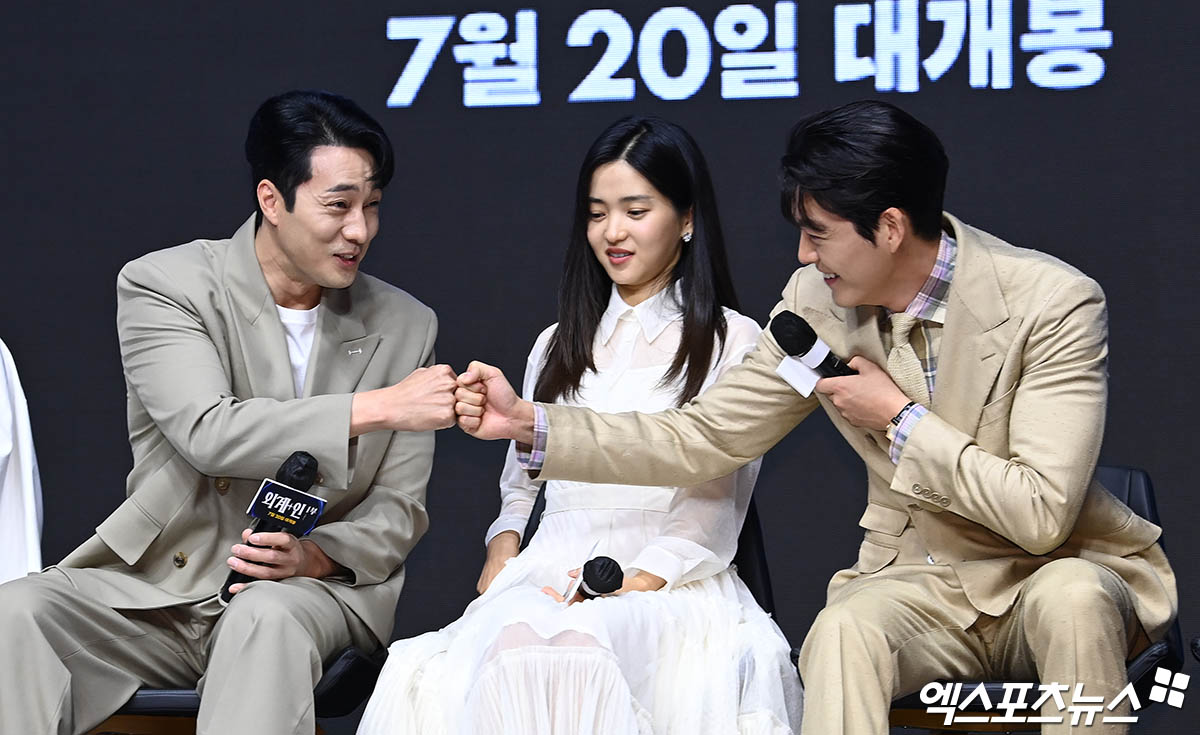 So Ji Sub and Kim Woo Bin Talk About How They Relied on Each Other While Shooting        Alienoid  - 83