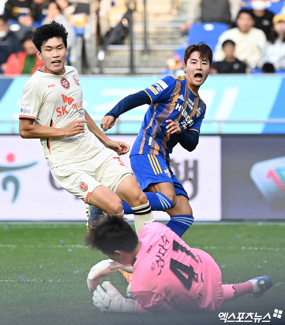 울산HD는 24일 설영우가 이번 여름 클럽을 떠난다고 발표했다. 국가대표 풀백 설영우는 세르비아 명문 KF츠르베나 즈베즈다로 이적하면서 유럽에 진출한다. 설영우 영입이 확정되자 세르비아 언론들은 이를 대서특필하면서 즈베즈다의 새로운 영입생에 대한 기대감을 드러냈다. 엑스포츠뉴스DB