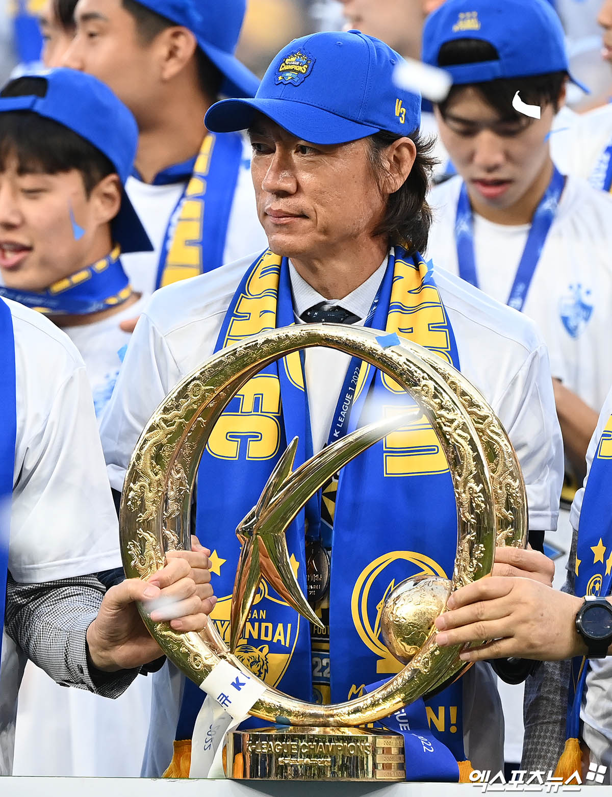 대힌축구협회는 13일 이사회 승인을 통해 홍명보 축구 국가대표팀 감독을 공식 선임했다고 밝혔다. 협회에 따르면 이제 홍명보 감독은 대표팀 코칭스태프 구성에 들어갈 예정인데 세계축구의 흐름 파악과 분석에 도움이 될 외국인 코치 선임도 고려하고 있는 것으로 알려졌다. 협회는 외국인 코치의 경우 후보자를 체크하고 유럽에서 면담을 진행할 계획이라고 설명했다. 엑스포츠뉴스D