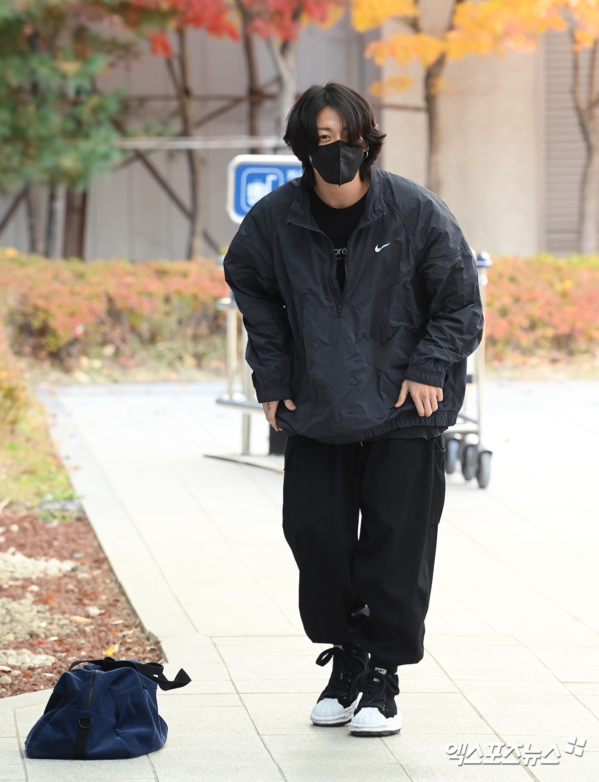 BTS 정국 나이키 바람막이 입고 카타르 월드컵 출국 