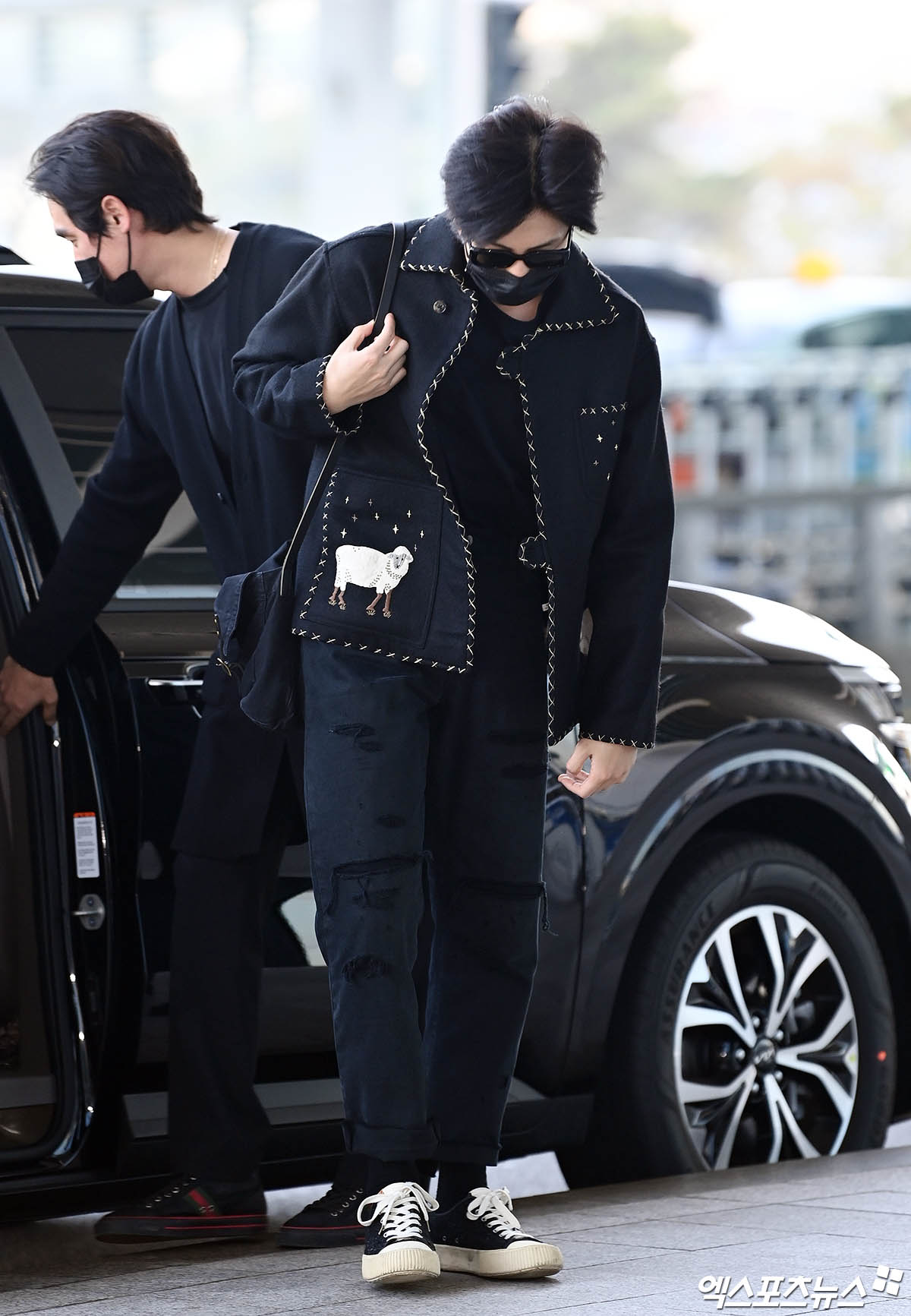RM 꾸벅 인사 블랙 자켓 패션 인천공항 출국