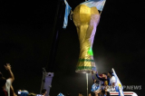 초대형 월드컵+별 3개 벽화…아르헨 국민들, 메시 특별선물 준비했다