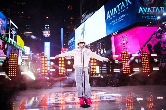 방탄소년단 제이홉, 美 '뉴 이어스 로킹 이브' 출연…"특별한 순간"