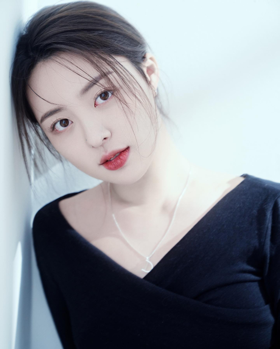 '8살 연상과 열애' 이지연, 데뷔각 잡나…프로필 공개