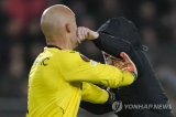 '세비야 GK 폭행' PSV 팬…경기장 40년 출입 금지+3개월 실형