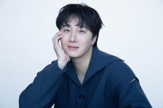 정일우, 새 프로필 공개…이지적인 눈빛