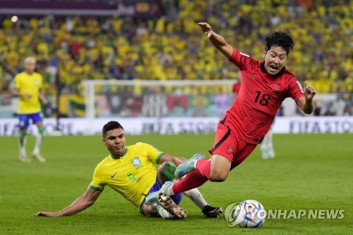 글로벌 매체 트리발 풋볼에 따르면 브라질 축구 레전드 히바우두는 카세미루가 레알 마드리드를 떠나 맨체스터 유나이티드로 이적한 건 잘못된 선택이라고 주장했다. 레알 마드리드에서 전성기를 보내며 세계 최고의 미드필더 중 한 명으로 명성을 떨쳤던 카세미루는 2022년 여름 맨유로 이적했다. 데뷔 시즌에 좋은 모습을 보여주던 그는 올시즌 부진에 빠지면서 2024 코파 아메리카에 참가할 브라질 축구대표팀 23인에 승선하지 못했다. 연합뉴스