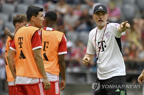 스포츠전문매체 풋볼트랜스퍼는 최근 맨체스터 유나이티드가 바이에른 뮌헨에서 어려움을 겪고 있는 김민재 상황을 주시해야 한다고 주장했다. 지난해 여름 김민재는 맨유의 관심을 받았지만 뮌헨 이적을 택하며 분데스리가에 진출했다. 김민재는 전반기에 뮌헨 핵심 수비수로 활약했지만 최근 에릭 다이어와의 주전 경쟁에서 밀리며 벤치를 지키는 횟수가 늘어났다. 이는 수비 보강을 원하는 맨유가 다음 여름 이적시장 때 다시 김민재를 노릴 수 있다는 주장으로 이어졌다. 연합뉴스