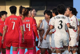 양발태클+팔꿈치 가격…'재등장' 북한 여자축구, 격투기였다 [원저우 라이브]