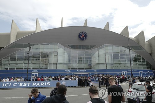 프랑스 방송 라디오 프랑스는 8일(한국시간) 나세르 알 켈라이피 PSG 회장이 현재 홈구장 파르크 데 프랭스를 떠나고 싶어 한다고 전했다.  AP 연합뉴스