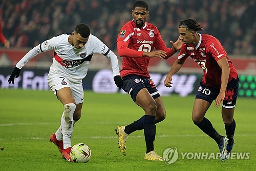 지난해 12월 LOSC 릴과 PSG의 경기에서 릴의 센터백 레니 요로(우측)가 킬리안 음바페의 슈팅을 저지하고 있다. 연합뉴스