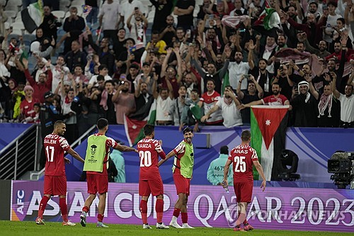 국제축구연맹(FIFA) 랭킹 87위 요르단이 16일 카타르 알 와크라 알 자누브 스타디움에서 열린 말레이시아(130위)와의 2023 아시아축구연맹(AFC) 아시안컵 조별리그 E조 1차전서 4-0 대승을 거뒀다. 요르단 선수들이 경기 직후 기뻐하고 있다. 도하(카타르) | 연합뉴스