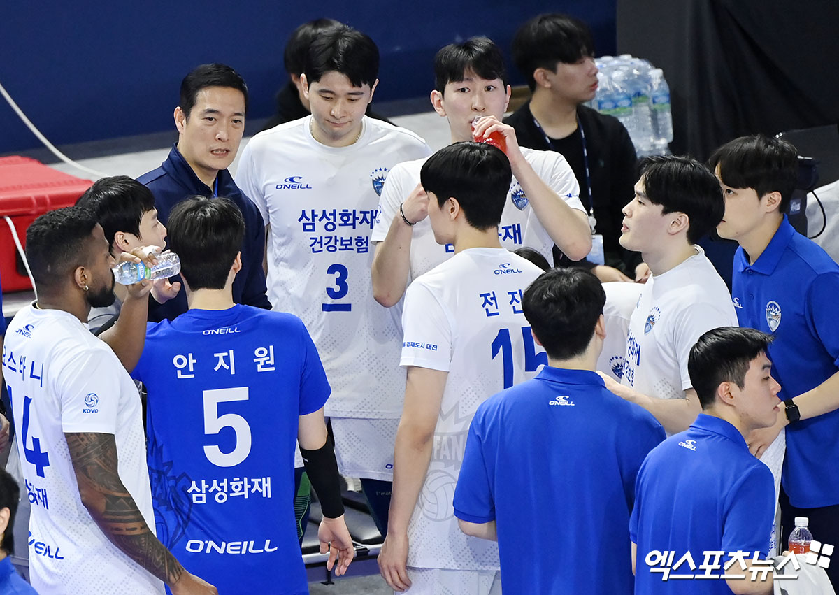 김상우 감독과 삼성화재 선수들이 경기 중 작전타임을 부른 뒤 이야기를 나누고 있다. 인천, 김한준 자
