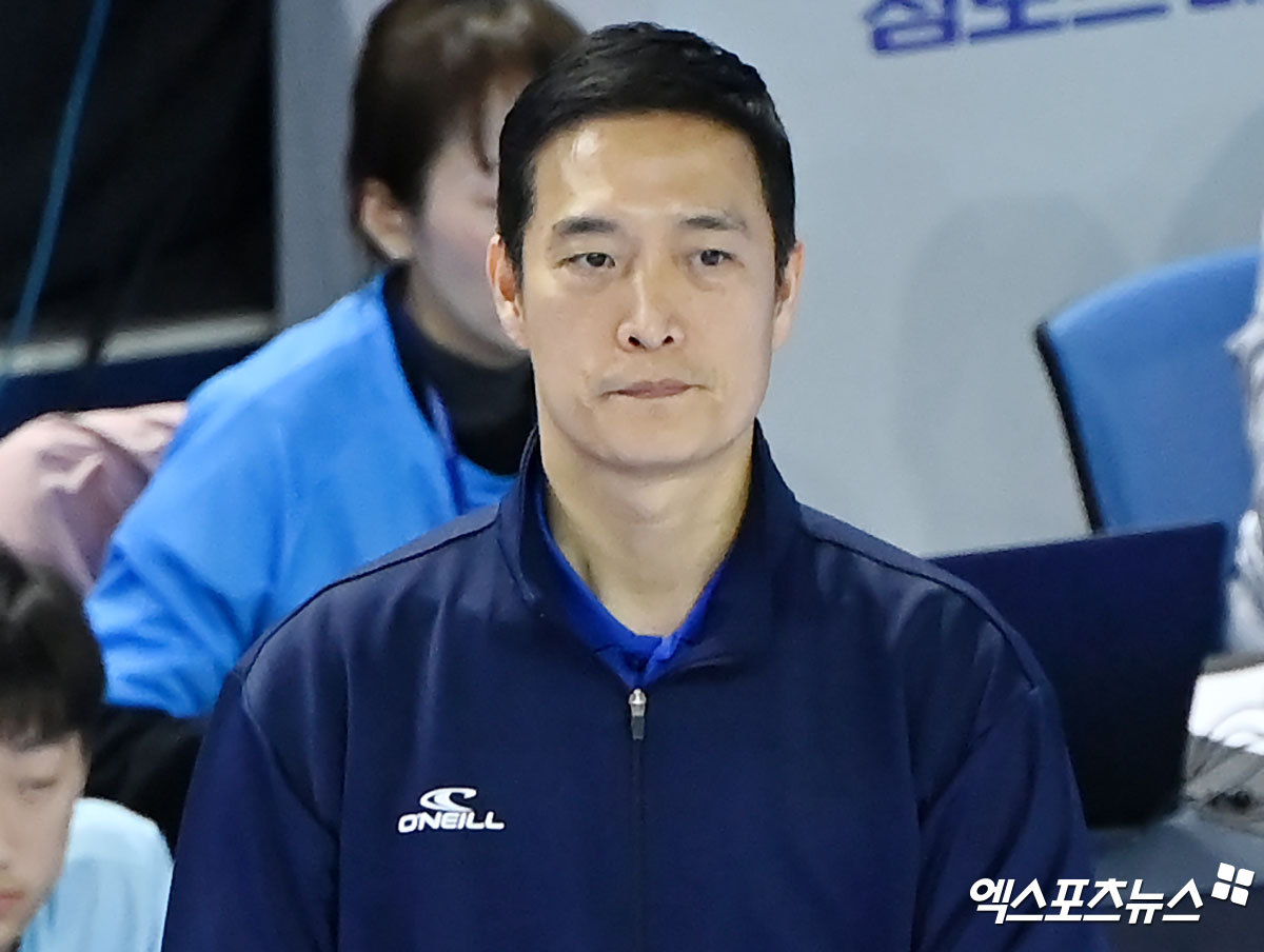삼성화재 김상우 감독이 16일 대한항공전에서 선수들의 플레이를 지켜보고 있다. 인천, 김한준 기자