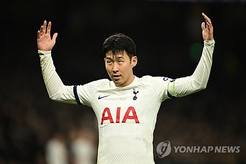 대한민국 축구 국가대표팀 주장 손흥민이 중국 스포츠 전문지에서 아시아 최고 선수에게 수여하는 아시아 골든 글로브 어워즈를 7년 연속으로 수상했다. 손흥민의 소속팀 토트넘 홋스퍼도 공식 홈페이지를 통해 손흥민의 수상을 축하했다. 연합뉴스