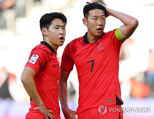 아시아축구연맹(AFC)은 17일(한국시간) 2023 AFC 카타르 아시안컵 조별리그 1차전에서 뛰어난 활약을 펼친 선수들을 선정해 베스트 일레븐을 공개했다. 한국에서는 바레인전 선제골의 주인공 황인범과 멀티골을 터트린 이강인이 이름을 올렸다. 사진 연합뉴스