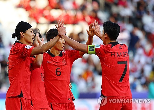 아시아축구연맹(AFC)은 17일(한국시간) 2023 AFC 카타르 아시안컵 조별리그 1차전에서 뛰어난 활약을 펼친 선수들을 선정해 베스트 일레븐을 공개했다. 한국에서는 바레인전 선제골의 주인공 황인범과 멀티골을 터트린 이강인이 이름을 올렸다. 사진 연합뉴스