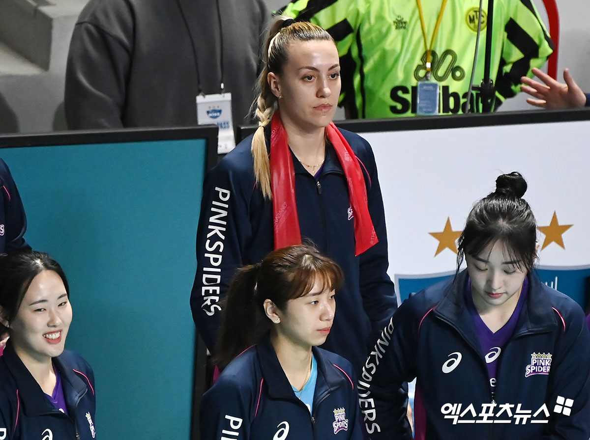 흥국생명 옐레나가 17일 서울 장충체육관에서 열린 GS칼텍스전에서 선발 출전하지 못한 채 웜업존에 머물고 있다. 경기를 지켜보는 중이다. 엑스포츠뉴스 DB