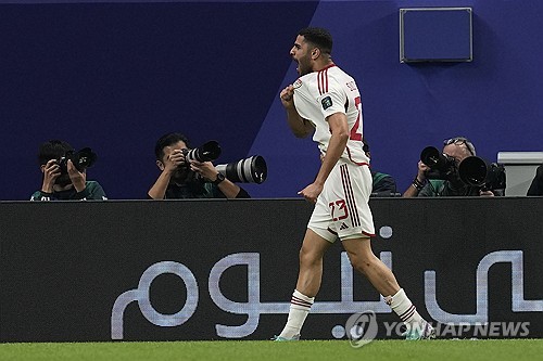 19일 카타르 알와크라 알자누브 스타디움에서 열린 UAE와 팔레스타인의 2023 아시아축구연맹 아시안컵 조별리그 C조 2차전서 UAE 공격수 술탄 아딜이 선제골을 기록한 후 포효하고 있다. 알와크라 연합뉴스