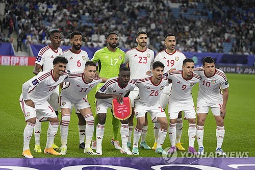 19일 카타르 알와크라 알자누브 스타디움에서 열린 UAE와 팔레스타인의 2023 아시아축구연맹 아시안컵 조별리그 C조 2차전서 UAE 선수들이 킥오프에 앞서 단체 사진을 촬영하고 있다. 알와크라 연합뉴스