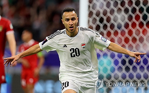 15일 카타르 알 라얀 아흐마드 빈 알리 스타디움에서 열린 인도네시아와의 맞대결에서 이라크의 오사마 라시드가 두 번째 골을 넣고 기뻐하고 있다. 로이터 ｜연합뉴스
