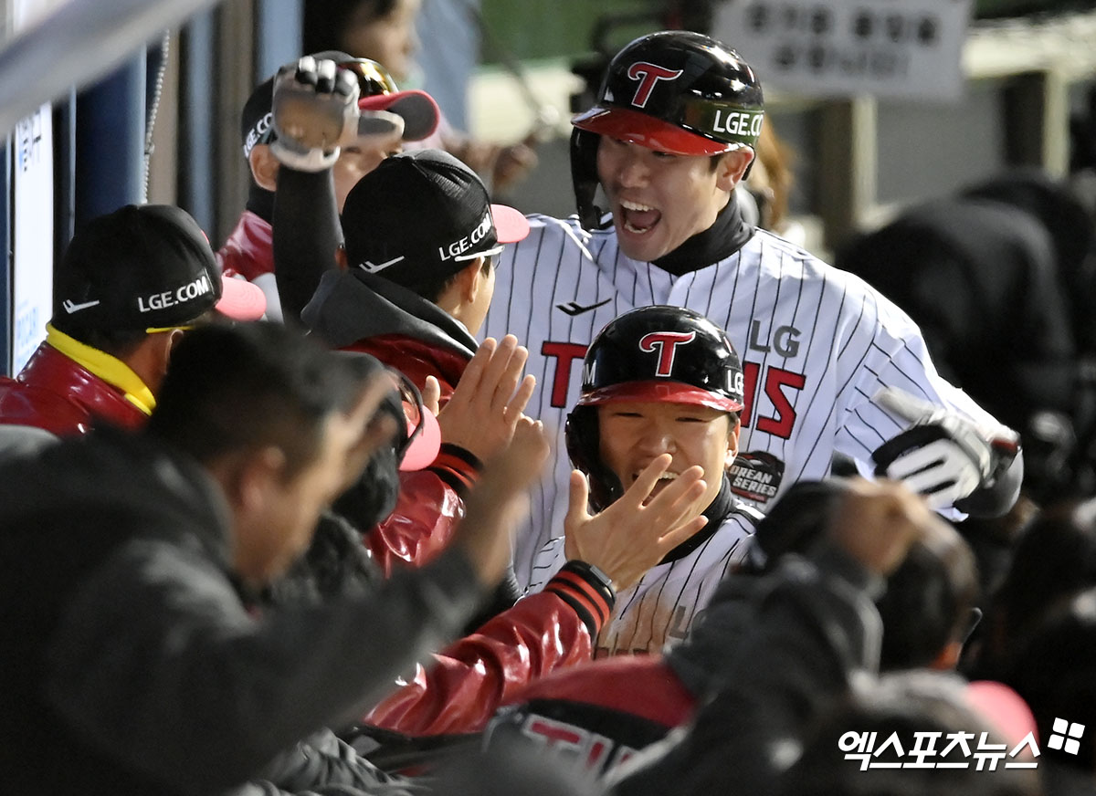 서울 송파구 잠실야구장에서 열린 2023 신한은행 SOL KBO 포스트시즌 KT 위즈와 LG 트윈스의 한국시리즈 5차전 경기, 5회말 무사 2,3루 LG 김현수가 2타점 적시타떄 득점에 박해민과 홍창기가 더그아웃에서 하이파이브를 하고 있다. 엑스포츠뉴스DB 