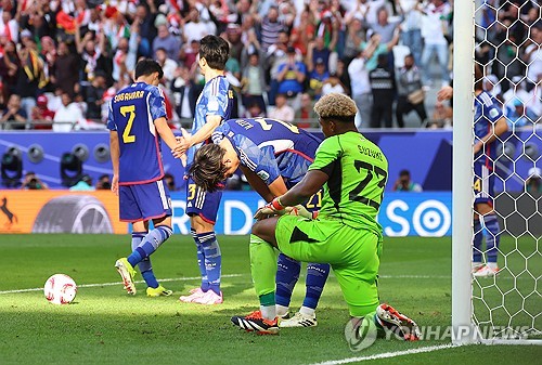 19일 카타르 알라이얀 에듀케이션 시티 스타디움에서 열린 2023 아시아축구연맹(AFC) 아시안컵 조별리그 D조 이라크와 일본의 경기. 이라크 아이멘 후세인에게 두번째 골을 허용한 일본 선수들이 허탈해하고 있다. 연합뉴스