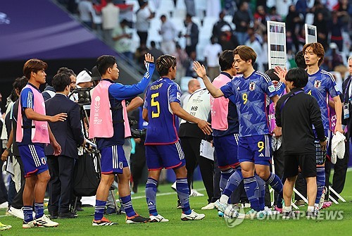19일 카타르 알라이얀 에듀케이션 시티 스타디움에서 열린 2023 아시아축구연맹(AFC) 아시안컵 조별리그 D조 이라크와 일본의 경기에서 1대2로 패한 일본 선수들이 서로를 독려하고 있다.  연합뉴스