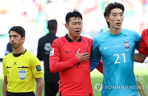  20일(현지시간) 카타르 도하 앗수마마 스타디움에서 열린 2023 아시아축구연맹(AFC) 카타르 아시안컵 조별리그 E조 2차전 요르단과 한국의 경기. 손흥민이 애국가를 부르고 있다. 연합뉴스