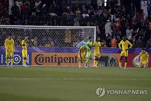 20일 카타르 도하 자심 빈 하마드 스타디움에서 열린 말레이시아와 바레인의 2023 아시아축구연맹 아시안컵 조별리그 E조 2차전 경기는 바레인의 1-0 승리로 끝났다. 후반 추가시간 5분 결승골을 내주자 고개를 떨구는 말레이시아 선수들. 도하 연합뉴스