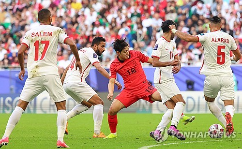 위르겐 클린스만 감독이 이끄는 한국 축구 국가대표팀이 20일(한국시간) 요르단과의 2023 아시아축구연맹(AFC) 아시안컵 조별리그 D조 2차전에서 요르단과 2-2로 비겼다. 연합뉴스