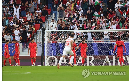 위르겐 클린스만 감독이 이끄는 대한민국 축구대표팀이 20일 카타르 도하 알투마마 경기장에서 열린 2023 아시아축구연맹 아시안컵 조별리그 E조 2차전 요르단과의 경기에서 2-2로 비겼다. 전반 8분 손흥민의 페널티킥 골이 터졌으나 전반 37분 수비형 미드필더 박용우의 자책골, 전반 추가시간 야잔 알 나이마트의 역전골이 나오면서 1-2로 역전당했다. 그러나 후반 추가시간 황인범 슛이 상대 선수를 맞고 들어가면서 간신히 2-2 무승부로 90분을 마쳤다. 연합뉴스