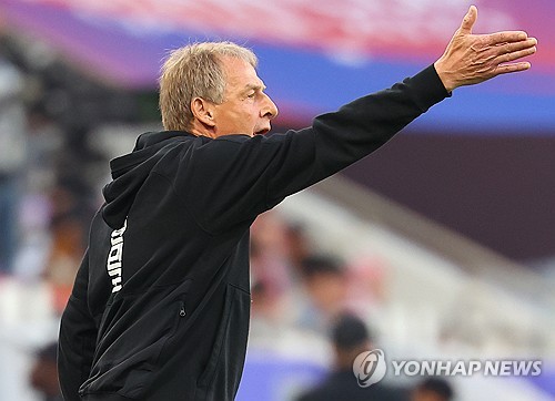 위르겐 클린스만 감독이 이끄는 대한민국 축구대표팀이 20일 카타르 도하 알투마마 경기장에서 열린 2023 아시아축구연맹 아시안컵 조별리그 E조 2차전 요르단과의 경기에서 2-2로 비겼다. 전반 8분 손흥민의 페널티킥 골이 터졌으나 전반 37분 수비형 미드필더 박용우의 자책골, 전반 추가시간 야잔 알 나이마트의 역전골이 나오면서 1-2로 역전당했다. 그러나 후반 추가시간 황인범 슛이 상대 선수를 맞고 들어가면서 간신히 2-2 무승부로 90분을 마쳤다. 연합뉴스